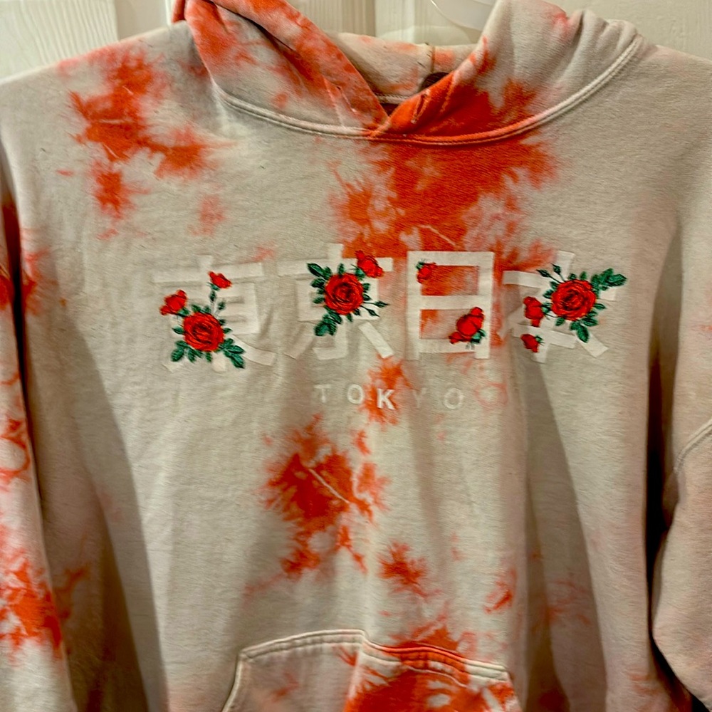 Rose Tokyo Hoodie Tie die like design

Size Large

Hoodie